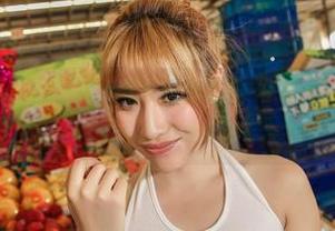AISS爱丝(钻石版) – 图片里佳慧的和服，像是岁月静好，平淡中有种说不出的醉人意味。