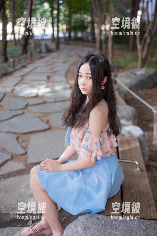 Bambi(밤비)和她的[BLUECAKE]写真，流露出的都是游戏迷的气息，想象力有点丰富哦。