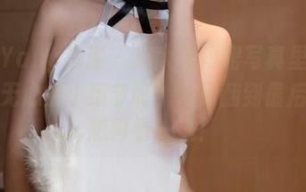 HuaYang花漾 – 周大萌短裙写真里藏了多少无心的小细节呀？图册翻到最后都还想再看一遍！