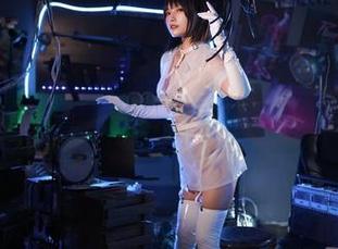 精选把戏：Neko薇薇的丝绒女仆图集，恍若她刚从画中走出。