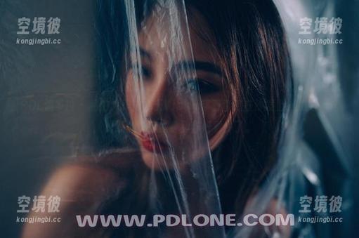 PDL潘多拉-可乐Vicky PDL潘多拉 - 私拍大作!可乐Vicky穿着套装在沙发上摆姿势,这比我的奇葩健身动作好看多了。