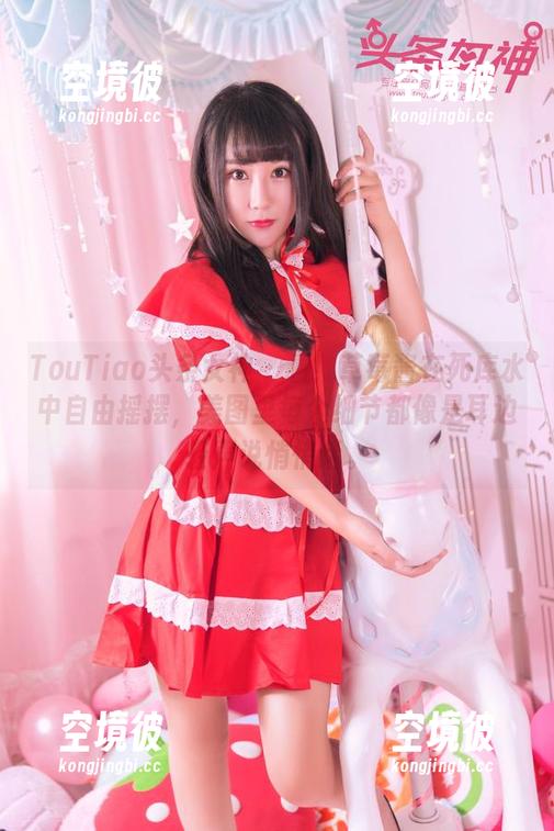 TouTiao头条女神 - 看！草莓酱在死库水中自由摇摆，美图里每个细节都像是耳边轻声说悄悄话。