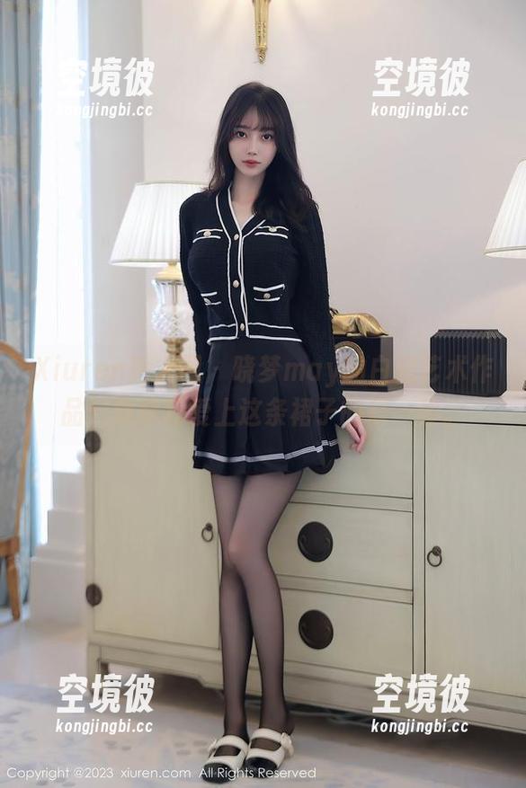 Xiuren秀人网 - 晓梦may的白裙艺术作品：分享我爱上这条裙子的每一秒。