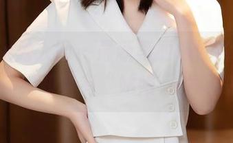 Xiuren秀人网 – 最新李丽莎照片，少女一把年纪却真有“姑娘”的灵魂啊！