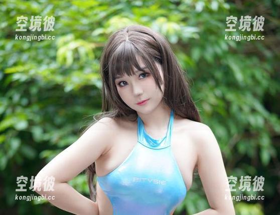 七七娜娜子的黑色cos，像是黑夜漫步，或者随便在黑胶里打转。