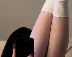 微密圈 – 保守的二舅妈在线写真：红丝白袜与幽默的自嘲