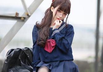 兔玩映画的轻松时光：精选绿T恤白鞋少女，简单又耐看的组合，真想跟她一起出游啊