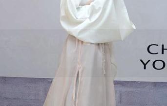 初夏女神 – 人间套装大赏：双双制服的原图精选时刻！