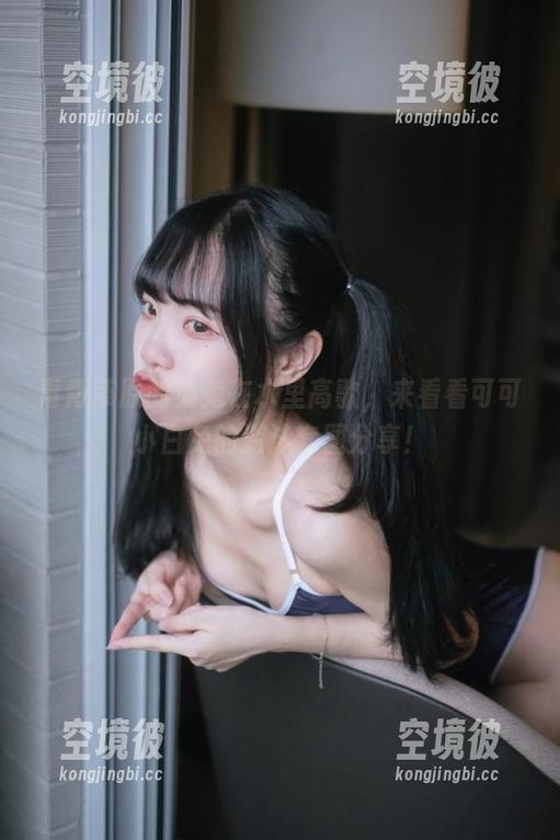 青青草原的兔兔在水里高歌，来看看可可小白兔的游泳套图分享！