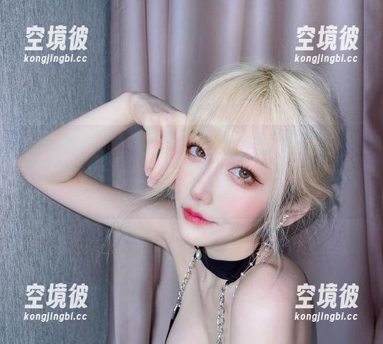 啾小妍 诚意分享啾小妍的图包,姐姐您这一身打扮,让我有种“我也要把自己的衣橱翻一翻”的冲动!
