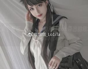 清水缭绕之间，塔塔_Lo1iTa的浴缸cos带出的意境，图片中有点模糊的surreal。