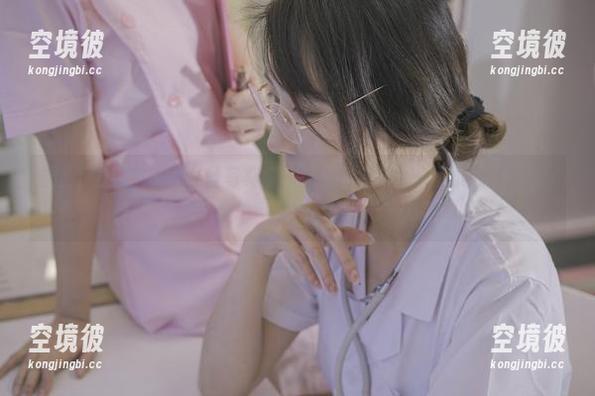 尝试下载奶桃桃的黑丝写真集，不知道会不会一不小心就迷失了？