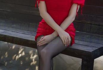 小女巫露娜的原图不会骗人：和服里的黑色长筒袜，我说这画面实在很会玩。