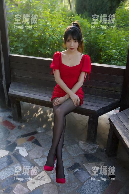 小女巫露娜的原图不会骗人：和服里的黑色长筒袜，我说这画面实在很会玩。