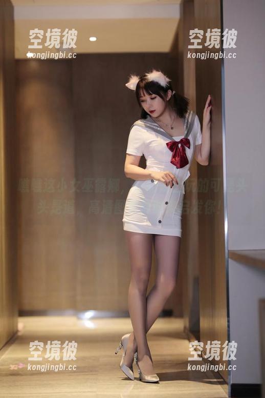 瞧瞧这小女巫露娜，在瑜伽上玩的可是头头是道，高清图库随时来启发你！