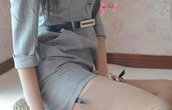 异思趣向 – 上司的照片在墙上，小宝的私房写真蛇信子探出