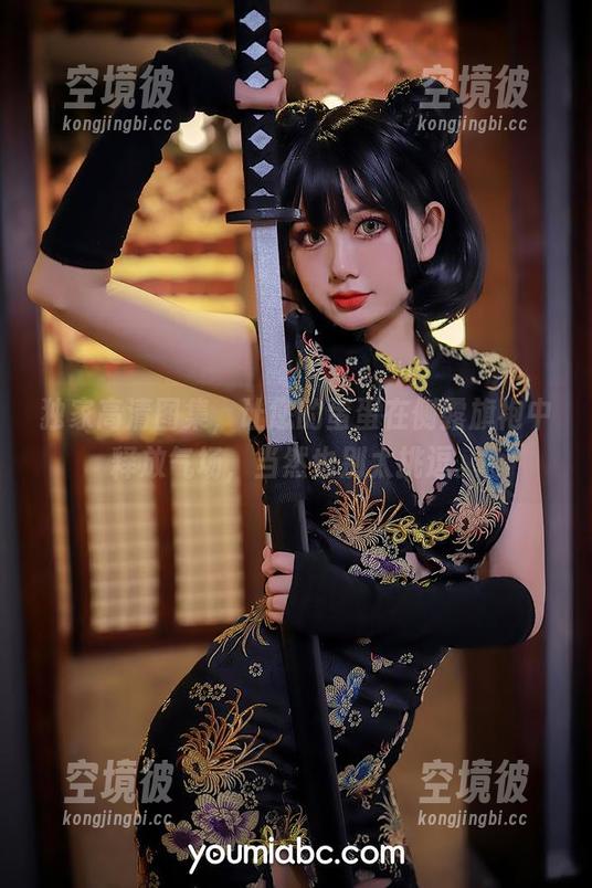 独家高清图集，让您的蛋蛋在侧露旗袍中释放气场，当然也别太挑逗。
