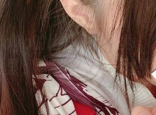 摇摇乐yoyo的比基尼私房秀，紫色女仆造型里，图意不明的一丝挑逗。