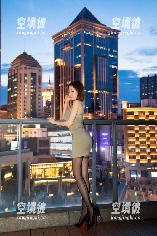 微密圈 - 果儿Victoria，那个美足发电机，图集下载完了请帮我找快递！