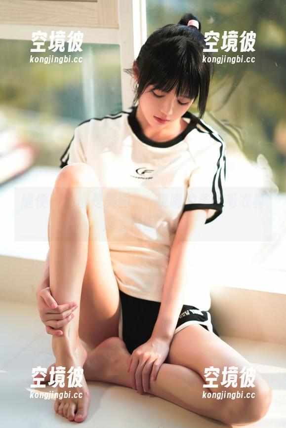 随便一拍都是美图，桜桃喵的条纹毛衣真是太抢眼了。