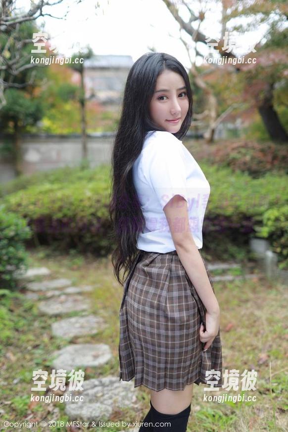 模范学院 - 原图分享：SiByl李思宁和她这绝美的网袜，搭配得我都想尝试一波。