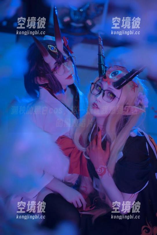 渊秧的黑白cos，这一张让我想到了古早的黑胶唱片。
