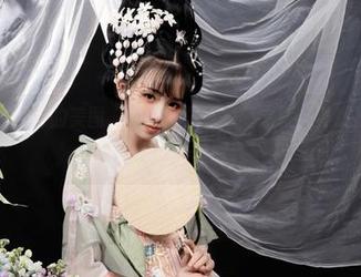 爆机少女喵小吉的美图，尼尔的机械奇葩之旅，真想把这图包背到学校去炫耀。
