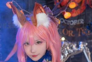 原图里，野兽玉藻前懒洋洋趴着，狐萝卜呦为她披上一层神秘的色彩。
