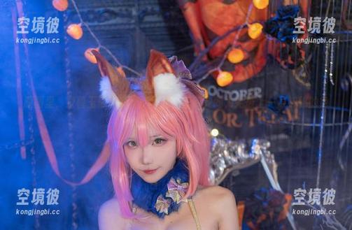 原图里，野兽玉藻前懒洋洋趴着，狐萝卜呦为她披上一层神秘的色彩。