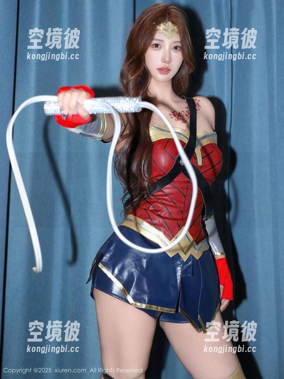 秀人网 - 黑色定制图集中的安然Maleah，带着点不羁，又好像在诉说某些微妙的道理。