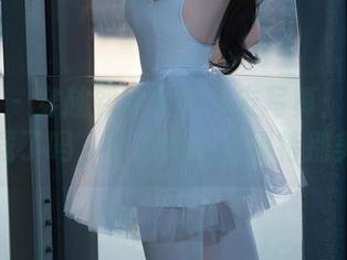 秀人网 – 穿越到幼幼的女友写真：今天你下载了吗，彼岸的花开得特别美。