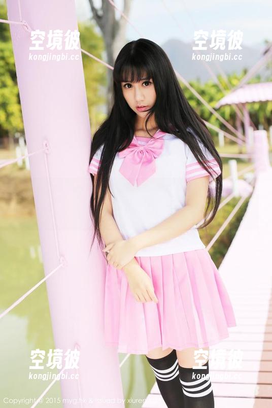 美媛馆 - MARA酱在私拍中扮演修女，优雅间藏着些许调皮