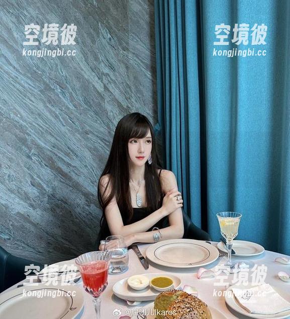 鉴赏腐团儿Ikaros这组御姐美图，真的能让人眼前一亮。