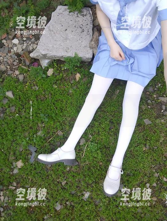 获取西尔酱的婚纱写真，网盘中的优雅与安静交织。