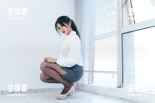 在线围观轩萧学姐那身旗袍美图，没想到体态看起来…好自信