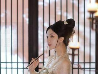 露儿大魔王的私拍，不得不说，伊芙琳图集里有些画面让我停下了思考…