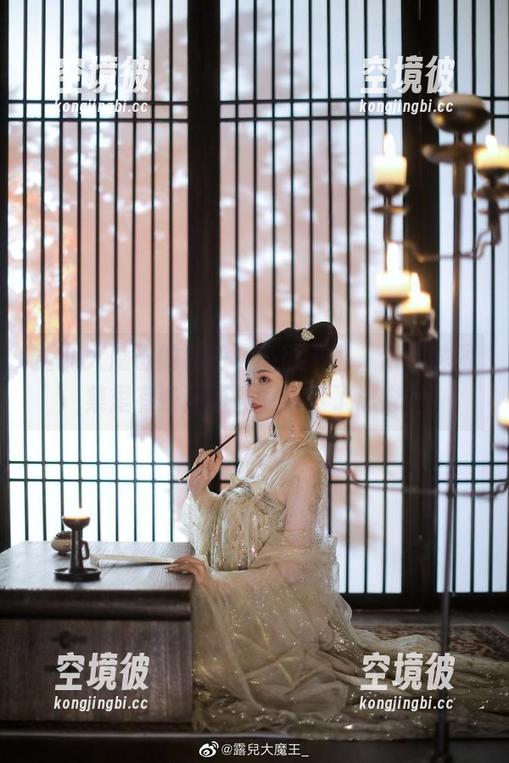 露儿大魔王 露儿大魔王的私拍,不得不说,伊芙琳图集里有些画面让我停下了思考…