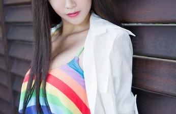 魅妍社 – 照片展现：Jenny佳妮在泳池的时光，水波荡漾了我的思绪。