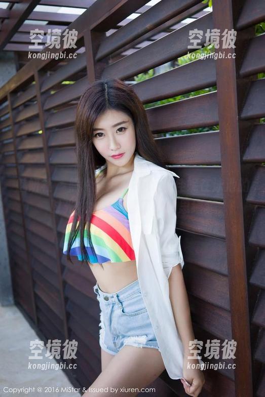 魅妍社 - 照片展现：Jenny佳妮在泳池的时光，水波荡漾了我的思绪。