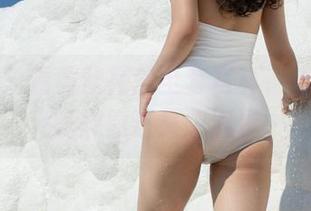魅妍社 – 看黄歆苑的全套写真，温柔到让人既想靠近又想退步。