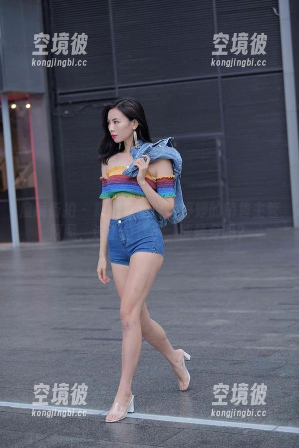 魔镜街拍 - 粉裙与会议：婷婷的销售主管原图，这工位真小，能转身吗？