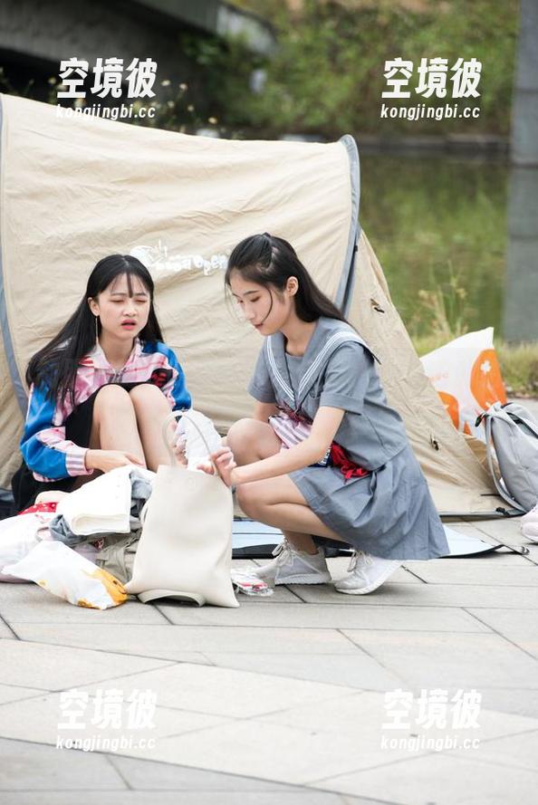 制服长腿的诱惑，“魔镜街拍”制造私拍图包，盘他，确实不容易。