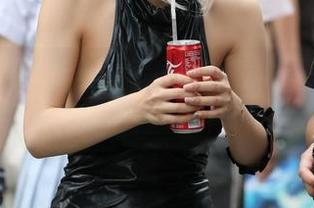 被白裙女子牵引，魔镜街拍的图库绝不缺乏精彩时刻！