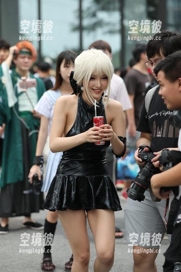 被白裙女子牵引，魔镜街拍的图库绝不缺乏精彩时刻！