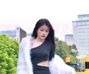 魔镜街拍精选：一种包臀短裙的小脾气，嫩白小姐姐的态度尤为吸睛
