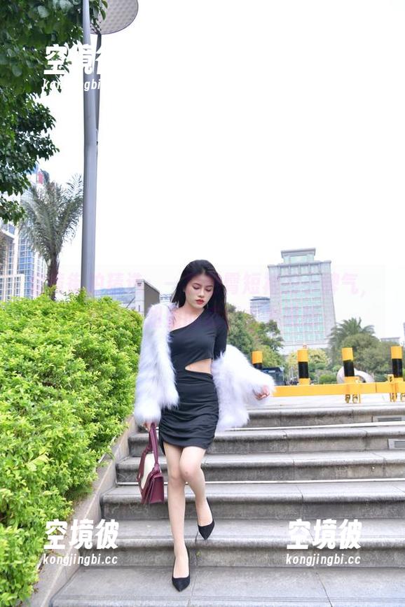 魔镜街拍精选：一种包臀短裙的小脾气，嫩白小姐姐的态度尤为吸睛